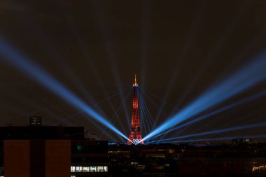 Olimpiyat Oyunları Açılış Töreni için Eyfel kulesinin lazer ışığı gösterisi. Yüksek kalite fotoğraf