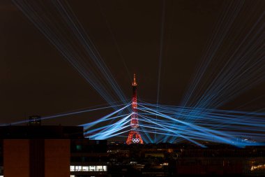 Olimpiyat Oyunları Açılış Töreni için Eyfel kulesinin lazer ışığı gösterisi. Yüksek kalite fotoğraf