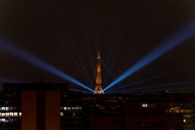 Olimpiyat Oyunları Açılış Töreni için Eyfel kulesinin lazer ışığı gösterisi. Yüksek kalite fotoğraf