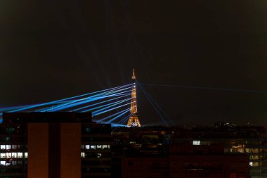 Olimpiyat Oyunları Açılış Töreni için Eyfel kulesinin lazer ışığı gösterisi. Yüksek kalite fotoğraf