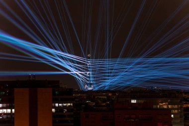 Olimpiyat Oyunları Açılış Töreni için Eyfel kulesinin lazer ışığı gösterisi. Yüksek kalite fotoğraf