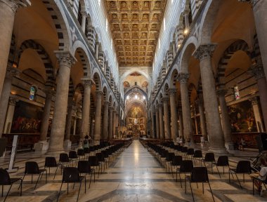 Majestic Arches ve Süslü Tavanlı Pisa Katedralinin İçi