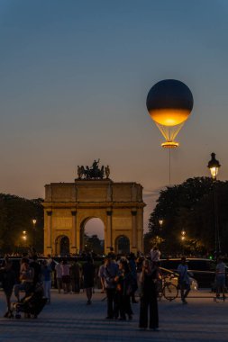 Olimpik Ateş Sıcak Hava Balonu 'nu izlemek için Arc de Triomphe du Atlıkarınca' da kalabalık toplandı