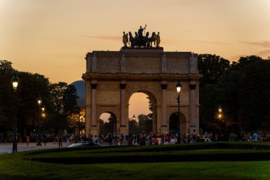 Olimpik Ateş Sıcak Hava Balonu 'nu izlemek için Arc de Triomphe du Atlıkarınca' da kalabalık toplandı