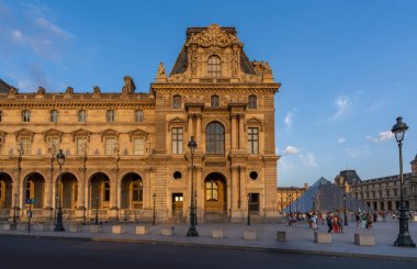 Fransız Rönesans Stili 'ndeki Louvre Sarayı' nda Pavillon Turgot 'un Görkemli Günbatımı Manzarası