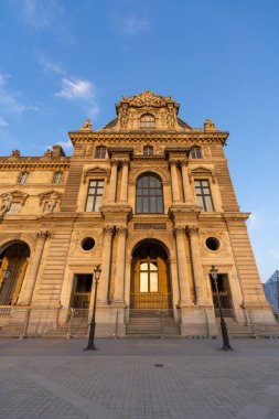 Fransız Rönesans Stili 'ndeki Louvre Sarayı' nda Pavillon Turgot 'un Görkemli Günbatımı Manzarası