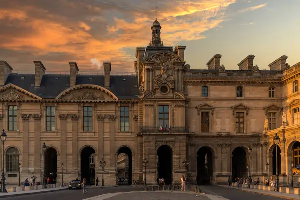 Tarihi Louvre Sarayı Girişinde Dramatik Günbatımı