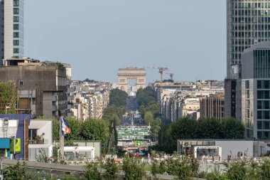 Paris, Fransa - 4 Ağustos 2024: La Defense Arc de Triomph aracılığıyla Concord ve Olympic Alev Balonu 'nun uzak görünümü