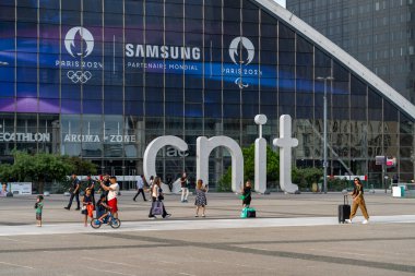 Paris, Fransa - 4 Ağustos 2024: La Defense bölgesinde Samsung Paris 2024 Olimpiyat Markası ile CNIT Binasına Yakın Çekim