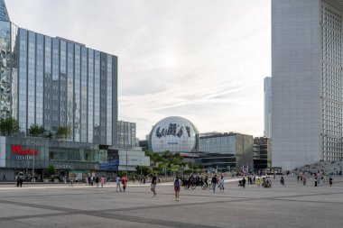 Paris, Fransa - 4 Ağustos 2024: La Defense iş bölgesinde samsung olimpiyat markasıyla Le Dome