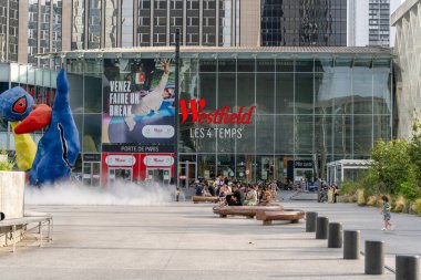 Paris, Fransa - 4 Ağustos 2024: Westfield Les 4 Temps alışveriş merkezinin La Defnese iş bölgesinde renkli heykeli ile girişi