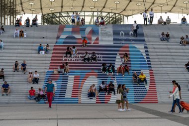 Grand Arche de La Defans Paris 2024 Olimpiyat Oyunları sırasında Basamaklardaki Ziyaretçilerle