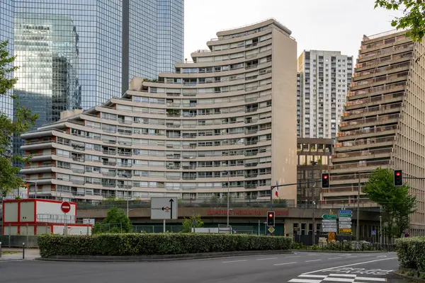 Paris, Fransa - 4 Ağustos 2024: La Defense iş bölgesinde Tugay de Sapeurs-Pompiers de Paris Caserne