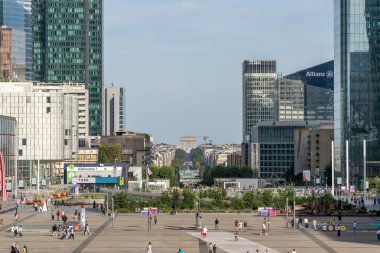 Gündüz vakti Esplanade de La Defense 'nin Zafer Takı ve Olimpik Alev Balonuyla görüntüsü