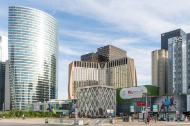 La Defense iş bölgesinde modern gökdelenler ve Westfield Les 4 Temps alışveriş merkezi