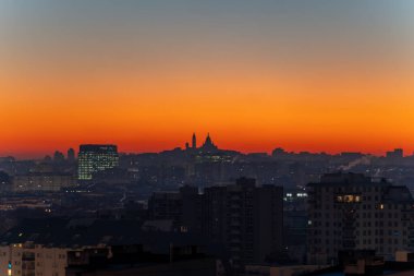 Paris, Fransa - 08 Şubat 2023: Güneşin doğuşundan önce Montmartre 'deki Sacre Coeur Bazilikası