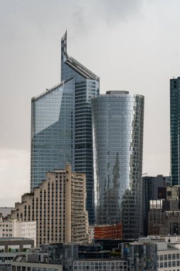 Paris, Fransa - 7 Mayıs 2023: La Defense turnesinin yanı sıra modern yüksek binaların uzak görüntüsü. Yüksek kalite fotoğraf