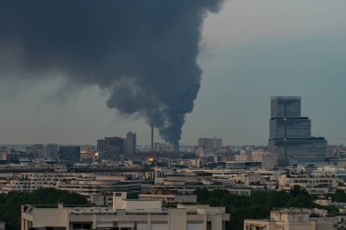 Paris, Fransa - 9 Haziran 2023: Bobigny 'deki yangın manzarası kentsel Skyline üzerinde büyük duman bulutu. Yüksek kalite fotoğraf