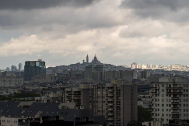 Paris, Fransa - 7 Mayıs 2023: Montmartre Tepesi 'ndeki Sacre coeur Basilica' nın Gökyüzü Bulutlu ve modern ufuk çizgisi