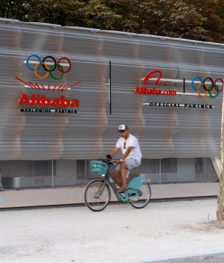 Paris, Fransa - 10 Ağustos 2024: Alibaba Wonder Avenue Olimpiyat Deneyimi, Şanzelize 'de alacakaranlık vakti