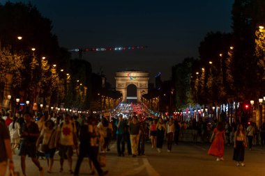 Paris, Fransa - 10 Ağustos 2024: Gün batımından sonra felç edici logo vinçli Ark de Triomphe manzarası