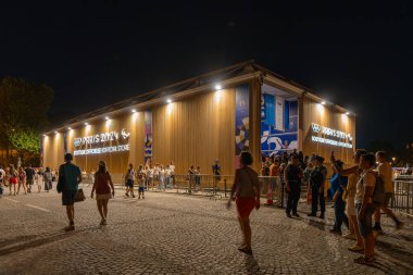 Paris, Fransa - 10 Ağustos 2024: Kalabalık Şanzelize 'de resmi olimpiyat mağazasının önünden geçiyor