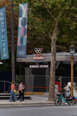 Paris, Fransa - 10 Ağustos 2024: Alibaba Wonder Avenue Olimpiyat Deneyimi, Şanzelize 'de alacakaranlık vakti