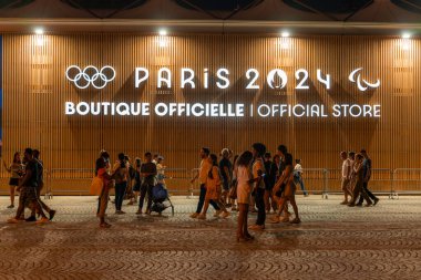 Paris, Fransa - 10 Ağustos 2024: Kalabalık Şanzelize 'de resmi olimpiyat mağazasının önünden geçiyor