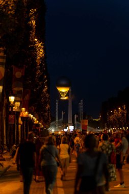 Paris, Fransa - 10 Ağustos 2024: Gece vakti Place de la Concorde 'daki Olimpik Alev Balonu' nun uzak görüntüsü