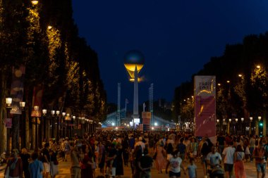 Paris, Fransa - 10 Ağustos 2024: Kalabalık Place de la Concorde 'da Olimpik Alev Balonu' nun kalkışını yakaladı