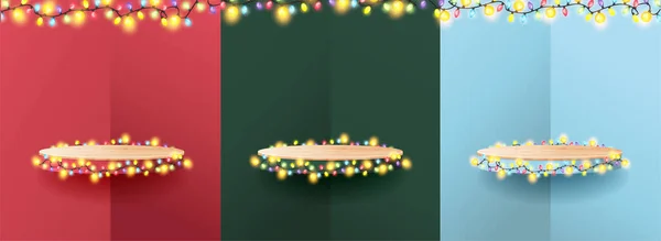 木製の表彰台とベクトルメリークリスマスは 授賞式を表示します クリスマスライトと木製の自己製品のプレゼンテーションカラフルなクリスマスガーランド線の文字列に電球を光る — ストックベクタ