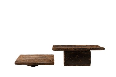 Eski ahşap ürün gösterimi podyum sunumu, tasarım işi için kırpma yolu ile beyaz arkaplan üzerinde izole edilmiş minimum biçim