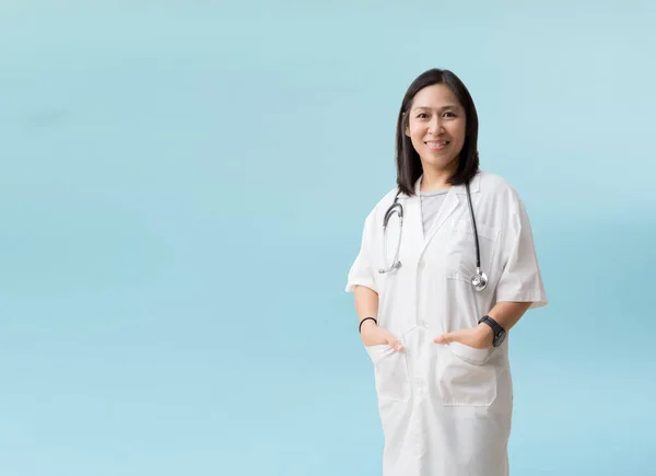 Asian Female Doctor Posing Smiling Isolated Blue Background Clipping Paths — Stock Photo, Image