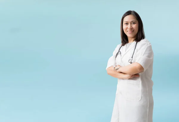 Smiling Asian Female Doctor Coat Posing Arms Crossed Isolated Blue — Foto Stock