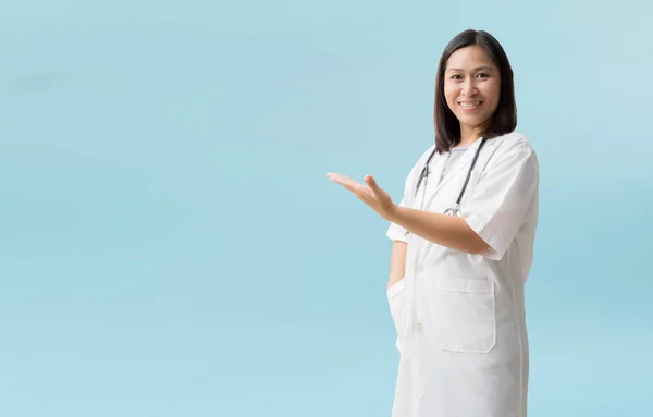 Smiling Asian Female Doctor Medical Professional Holding Something Empty Hand — Foto Stock
