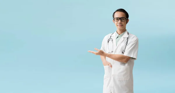 Asian Man Doctor Medical Professional Holding Something Empty Hand Isolated — Stock Photo, Image