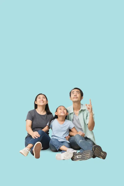 Счастливая Улыбающаяся Молодая Азиатская Семья Смотрит Вверх Указывая Пальцем Пустое — стоковое фото