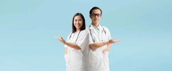 Servicios Médicos Asiático Médico Mujer Hombre Mano Abierta Palmera Espacio — Foto de Stock