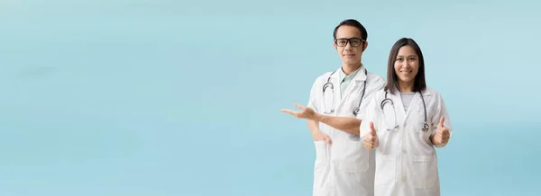 Sjukvård Asiatisk Läkare Kvinna Och Man Hand Öppna Handflatan Upp — Stockfoto