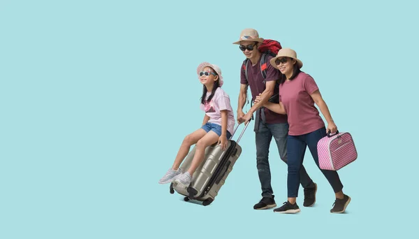 家族旅行コンセプト フルボディハッピーアジアの家族の休暇 母親と小さな娘は 休暇旅行の準備ができてスーツケースに座って パステルプレーンライトブルーの背景に孤立 — ストック写真