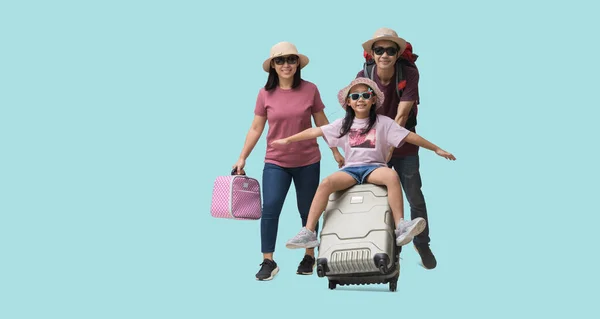 全身心地享受亚洲家庭假期父亲 母亲和小女儿坐在准备度假的行李箱上 孤零零地躺在浅蓝色的背景下 — 图库照片