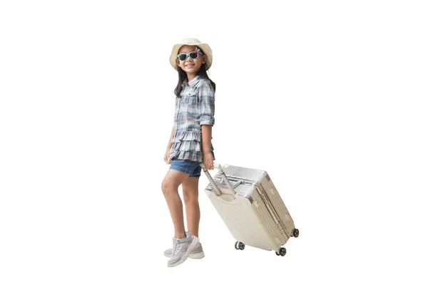 快乐的笑着的亚洲小女孩提着手提箱走着 冒险度假旅行梦想的概念 全身上下被白色背景隔离 为设计工作开辟道路 — 图库照片