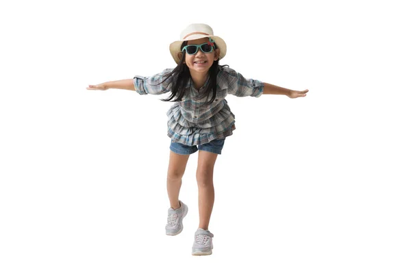 Счастливая Улыбающаяся Азиатская Маленькая Девочка Раздвинула Руки Тело Изолировано Белом — стоковое фото