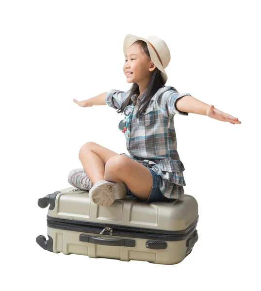 Glücklich Lächelnd Sitzt Ein Kleines Asiatisches Mädchen Auf Einem Koffer — Stockfoto