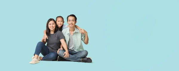 Glücklich Lächelnd Junge Asiatische Familie Sitzt Auf Dem Boden Und Stockfoto
