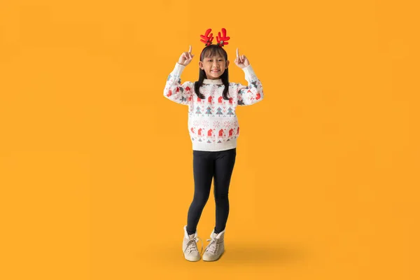 Веселая Молодая Азиатская Девушка Рождественском Свитере Рогами Северных Оленей Счастливая — стоковое фото