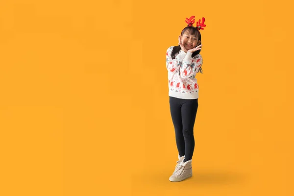 Alegre Chica Asiática Joven Con Suéter Navidad Con Cuernos Reno — Foto de Stock