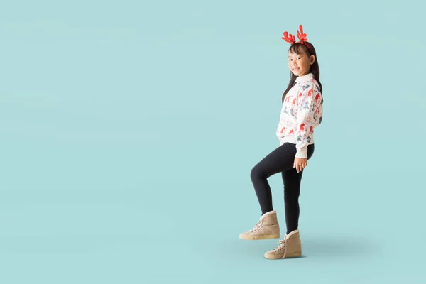 Веселая Молодая Азиатка Рождественском Свитере Рогами Северных Оленей Счастливая Улыбающаяся — стоковое фото
