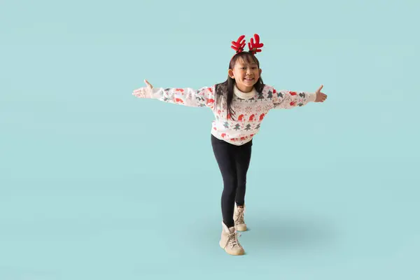 Wesoła Młoda Azjatka Ubrana Świąteczny Sweter Rogami Reniferów Szczęśliwy Uśmiech — Zdjęcie stockowe