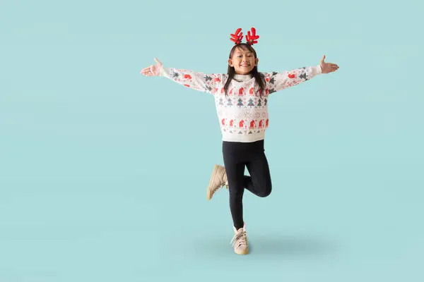Веселая Молодая Азиатка Рождественском Свитере Рогами Северных Оленей Счастливая Улыбка — стоковое фото